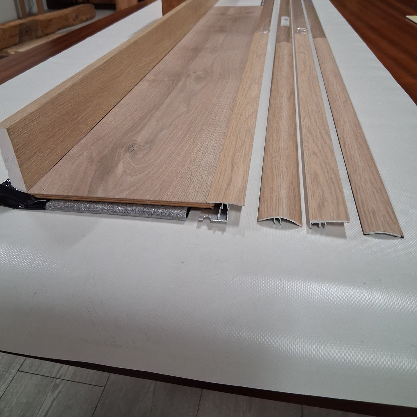 Perfil de Juntas Autoadesivo para Vinil na Cor Oak Brown