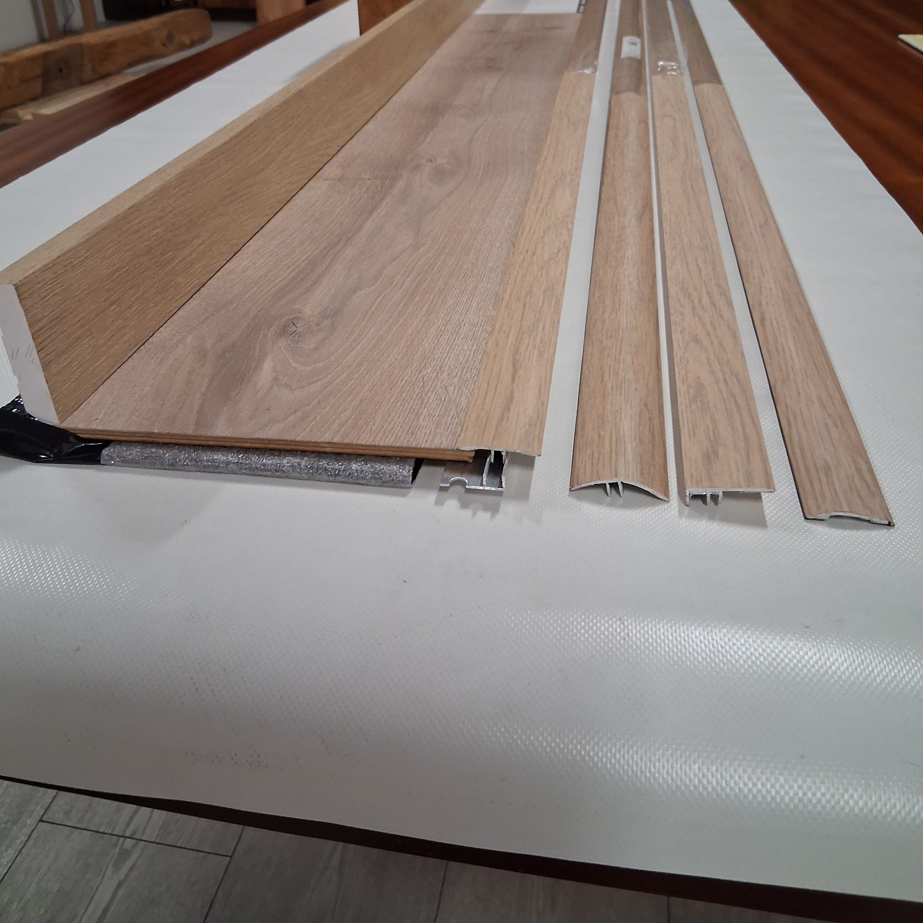 Perfil de Juntas Autoadesivo para Vinil na Cor Oak Brown 2,7m